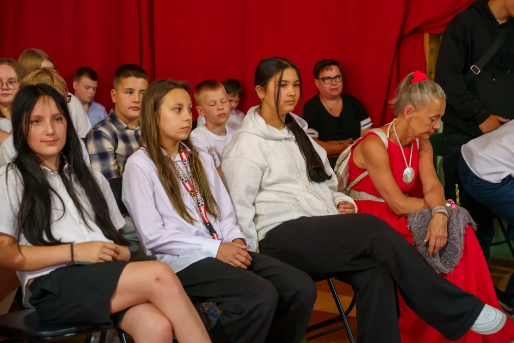 polonez osmoklasistow z sp nr 1 w skierniewicach na zakonczenie roku szkolnego 2024 2025 42 z 50