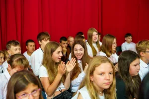 polonez osmoklasistow z sp nr 1 w skierniewicach na zakonczenie roku szkolnego 2024 2025 47 z 50