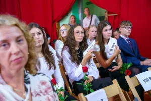 polonez osmoklasistow z sp nr 1 w skierniewicach na zakonczenie roku szkolnego 2024 2025 49 z 50