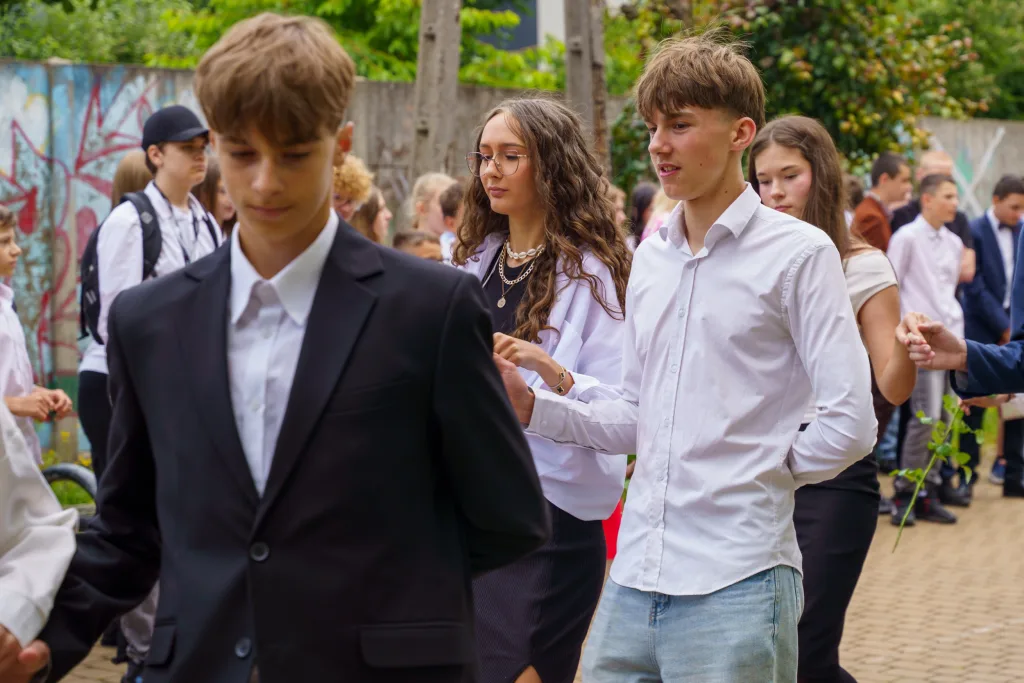 polonez osmoklasistow z sp nr 1 w skierniewicach na zakonczenie roku szkolnego 2024 2025 5 z 50