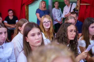 polonez osmoklasistow z sp nr 1 w skierniewicach na zakonczenie roku szkolnego 2024 2025 50 z 50