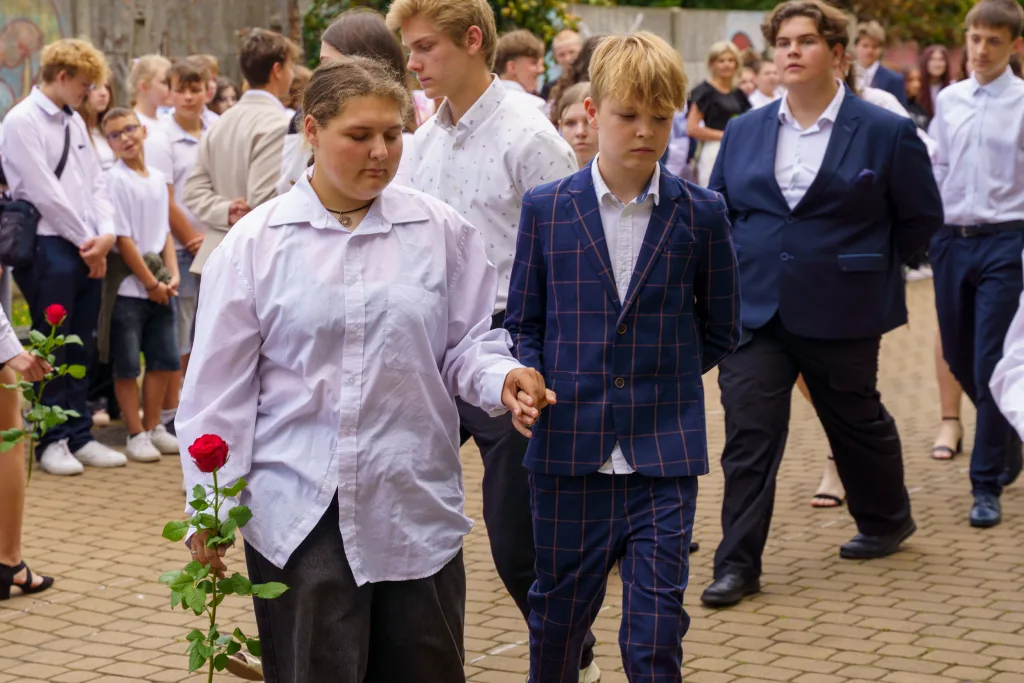 polonez osmoklasistow z sp nr 1 w skierniewicach na zakonczenie roku szkolnego 2024 2025 8 z 50