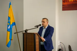 protest przed sesja rady miasta skierniewiczanie przeciwko centrum integracji cudzoziemcow 1 z 8
