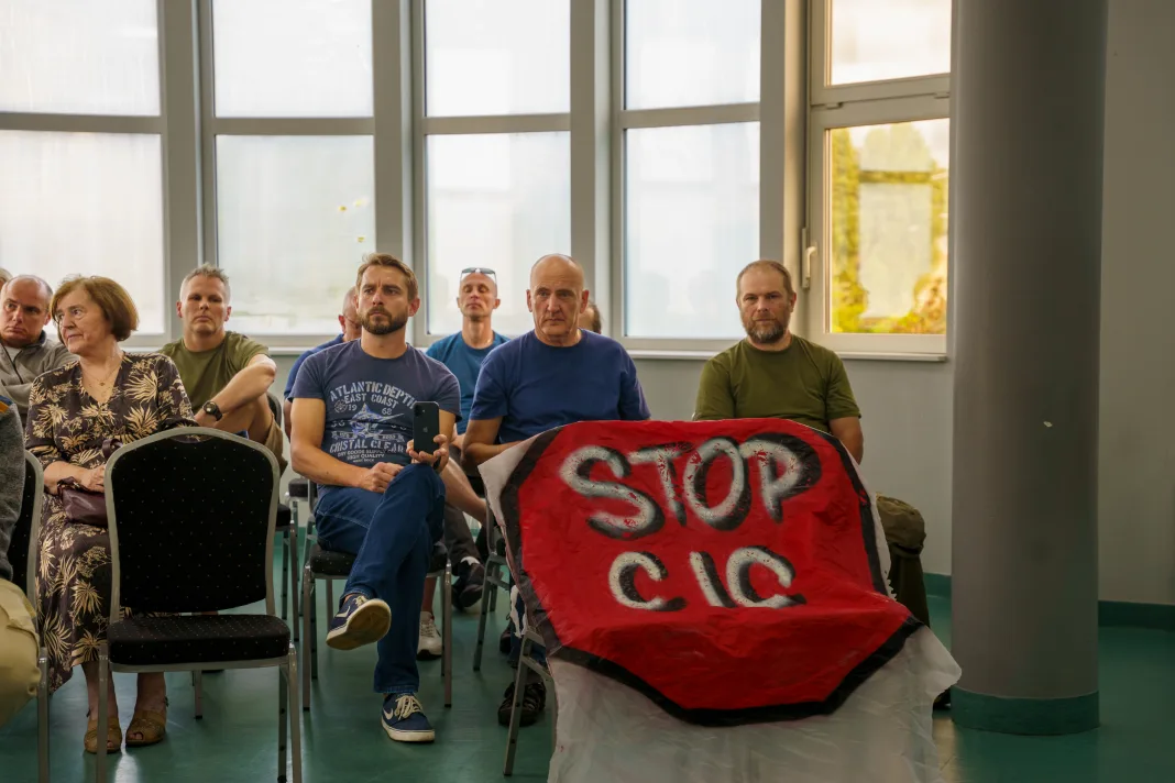 Grupa mieszkańców Skierniewic protestuje przed sesją Rady Miasta przeciwko utworzeniu Centrum Integracji Cudzoziemców