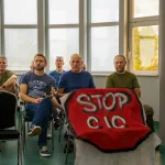 Grupa mieszkańców Skierniewic protestuje przed sesją Rady Miasta przeciwko utworzeniu Centrum Integracji Cudzoziemców