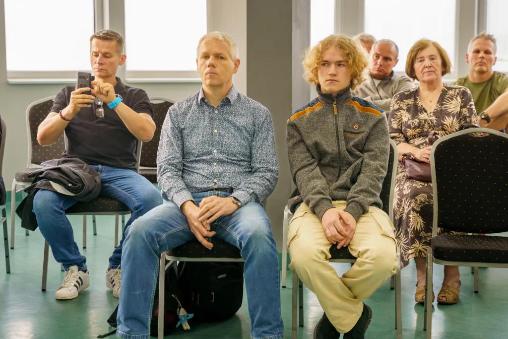 protest przed sesja rady miasta skierniewiczanie przeciwko centrum integracji cudzoziemcow 4 z 8