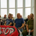 protest przed sesja rady miasta skierniewiczanie przeciwko centrum integracji cudzoziemcow 7 z 8