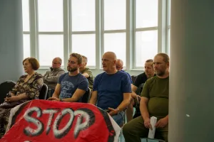 protest przed sesja rady miasta skierniewiczanie przeciwko centrum integracji cudzoziemcow 7 z 8