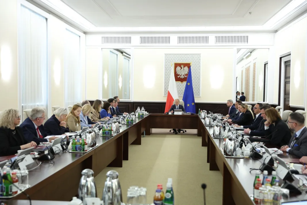 Posiedzenie Rady Ministrów – widok sali obrad z członkami rządu przy stole konferencyjnym