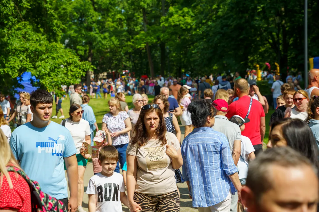 Tłumy na miejskim Dniu Dziecka w Skierniewicach. Park zamienił się w Baśniową Krainę 37 tlumy na dniu dziecka w skierniewicach 50 z 65