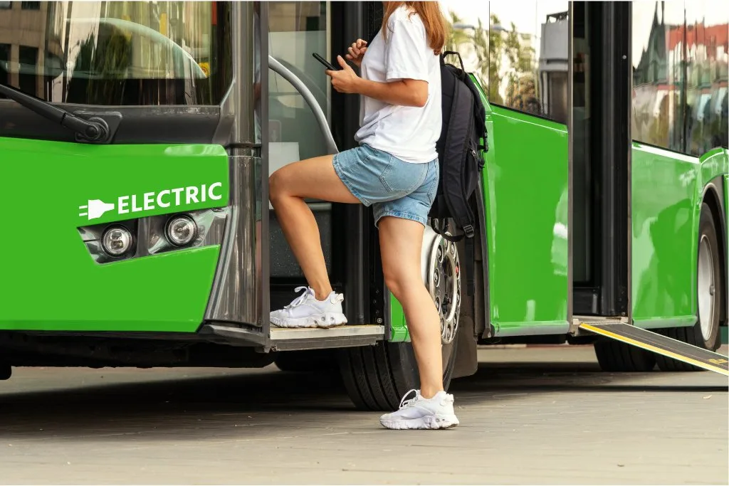 Łódzkie dla Ciebie: Wsparcie dla seniorów, młodych naukowców i turystyki 8 transport