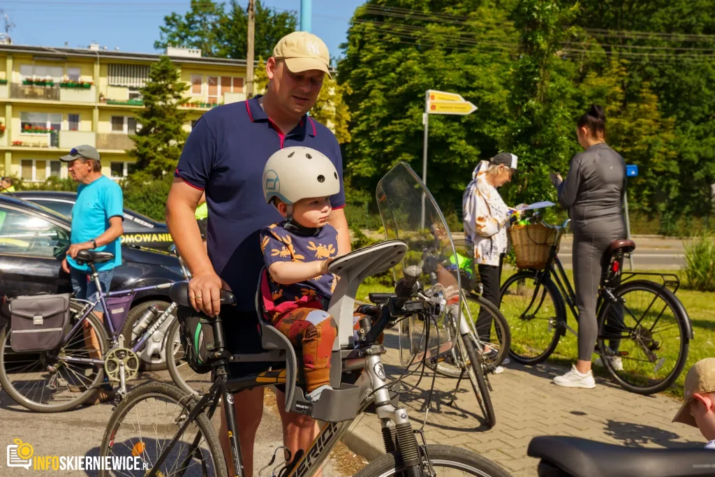 250 osób na trasie do Lipiec Reymontowskich. Peleton uciekł od smartfonów 6 V Ekologiczny Powiatowy Rajd Rowerowy (12 z 105)
