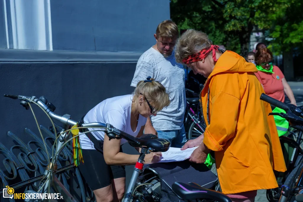 250 osób na trasie do Lipiec Reymontowskich. Peleton uciekł od smartfonów 6 V Ekologiczny Powiatowy Rajd Rowerowy (15 z 105)