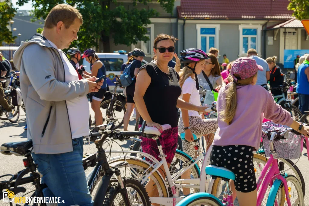 250 osób na trasie do Lipiec Reymontowskich. Peleton uciekł od smartfonów 1 V Ekologiczny Powiatowy Rajd Rowerowy (24 z 105)