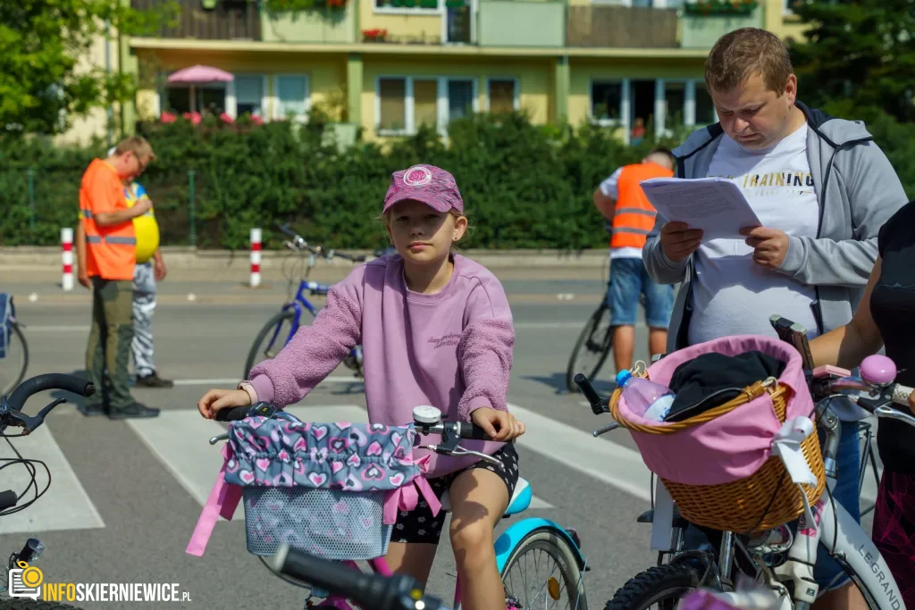 250 osób na trasie do Lipiec Reymontowskich. Peleton uciekł od smartfonów 6 V Ekologiczny Powiatowy Rajd Rowerowy (31 z 105)