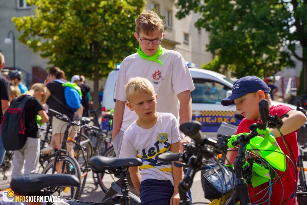 250 osób na trasie do Lipiec Reymontowskich. Peleton uciekł od smartfonów 6 V Ekologiczny Powiatowy Rajd Rowerowy (34 z 105)