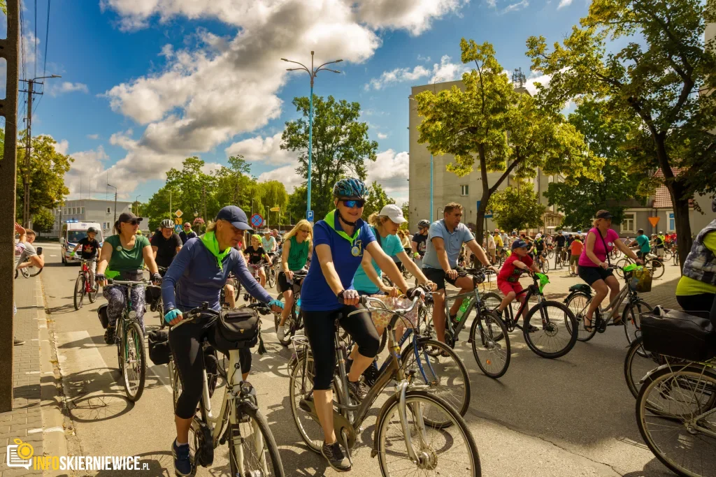 250 osób na trasie do Lipiec Reymontowskich. Peleton uciekł od smartfonów 6 V Ekologiczny Powiatowy Rajd Rowerowy (53 z 105)