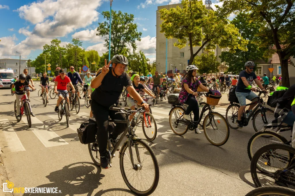 250 osób na trasie do Lipiec Reymontowskich. Peleton uciekł od smartfonów 6 V Ekologiczny Powiatowy Rajd Rowerowy (54 z 105)