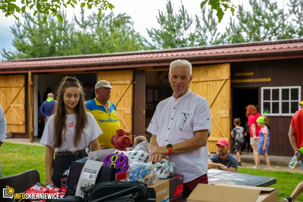 250 osób na trasie do Lipiec Reymontowskich. Peleton uciekł od smartfonów 6 V Ekologiczny Powiatowy Rajd Rowerowy (68 z 105)