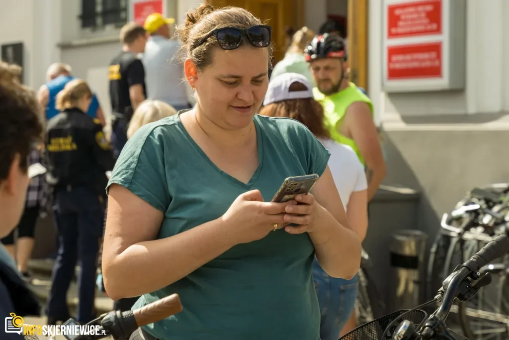 250 osób na trasie do Lipiec Reymontowskich. Peleton uciekł od smartfonów 1 V Ekologiczny Powiatowy Rajd Rowerowy (7 z 105)