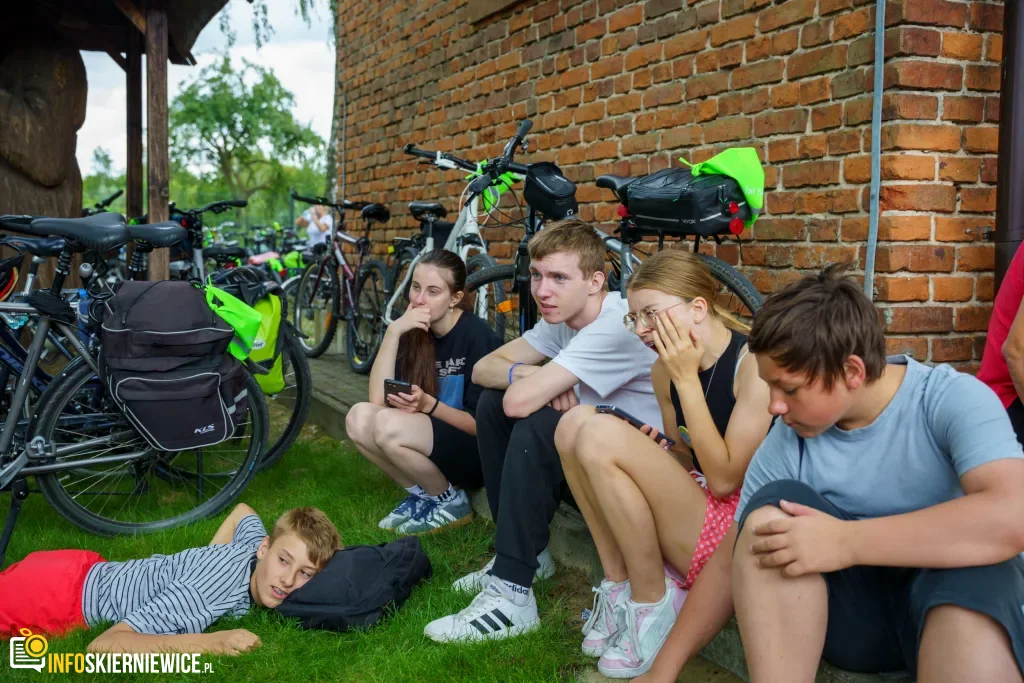 250 osób na trasie do Lipiec Reymontowskich. Peleton uciekł od smartfonów 6 V Ekologiczny Powiatowy Rajd Rowerowy (73 z 105)
