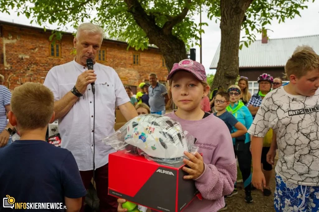 250 osób na trasie do Lipiec Reymontowskich. Peleton uciekł od smartfonów 5 V Ekologiczny Powiatowy Rajd Rowerowy (85 z 105)