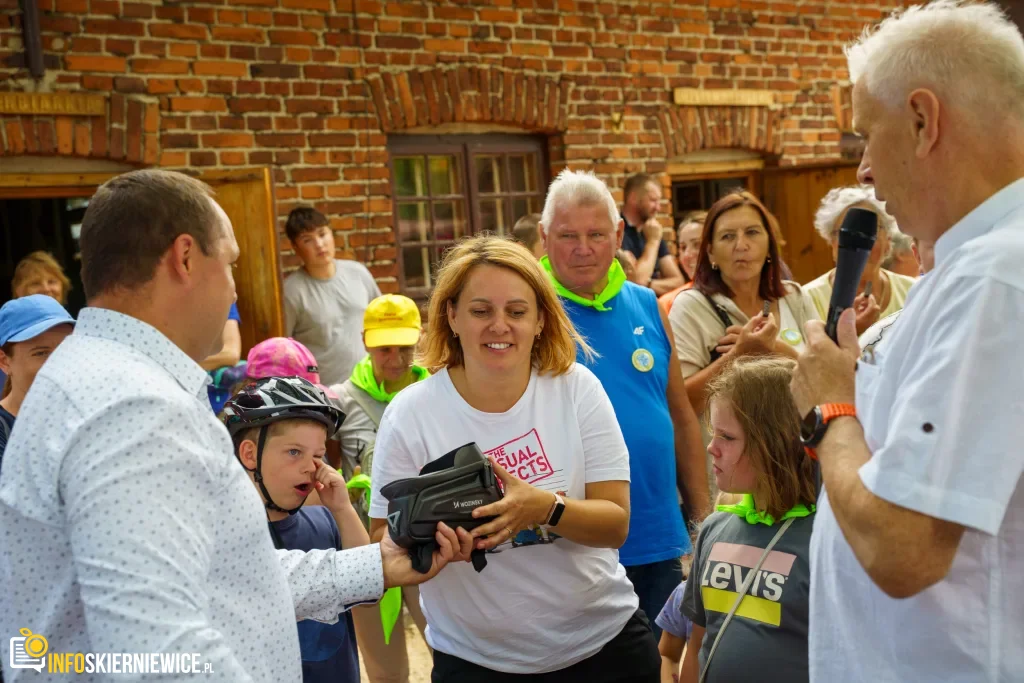 250 osób na trasie do Lipiec Reymontowskich. Peleton uciekł od smartfonów 5 Ponad 250 rowerzystów na trasie. Tak powiat skierniewicki ucieka od codzienności