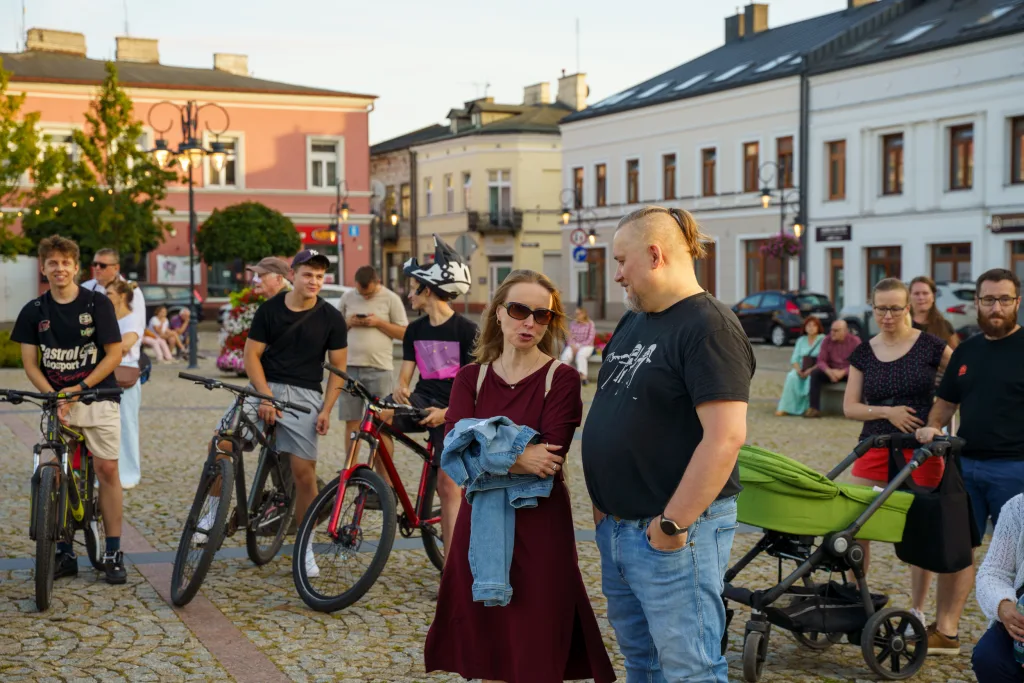 Jazzowe brzmienia na Skierniewickim rynku: Swing i emocje na żywo! 38 jazzowe brzmienia na skierniewickim rynku swing i emocje na zywo 13 z 30