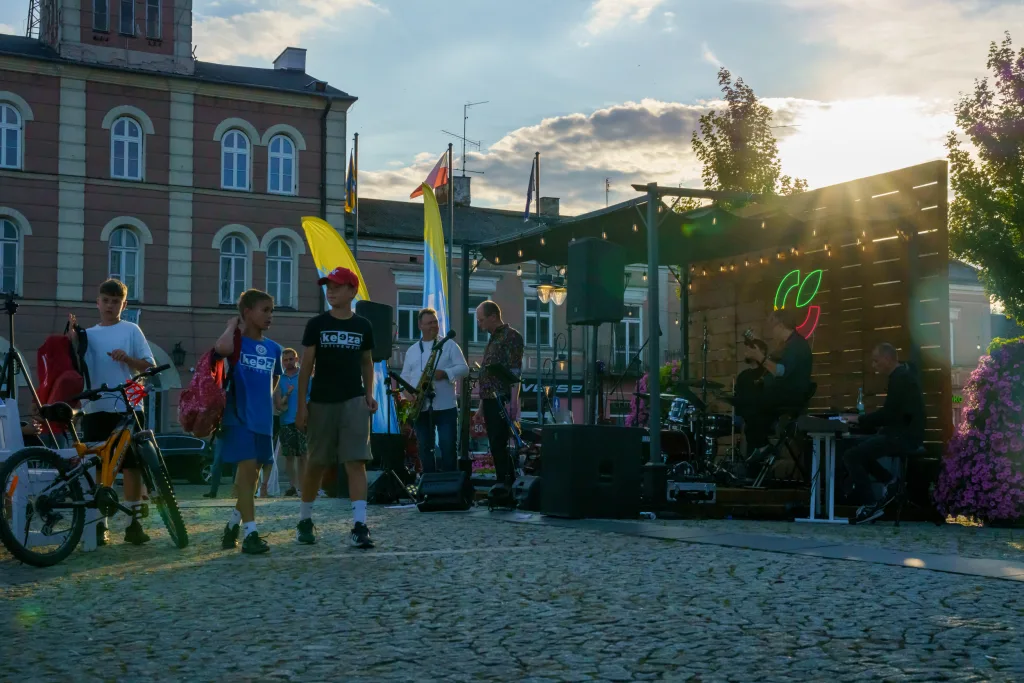 jazzowe brzmienia na skierniewickim rynku swing i emocje na zywo 16 z 30