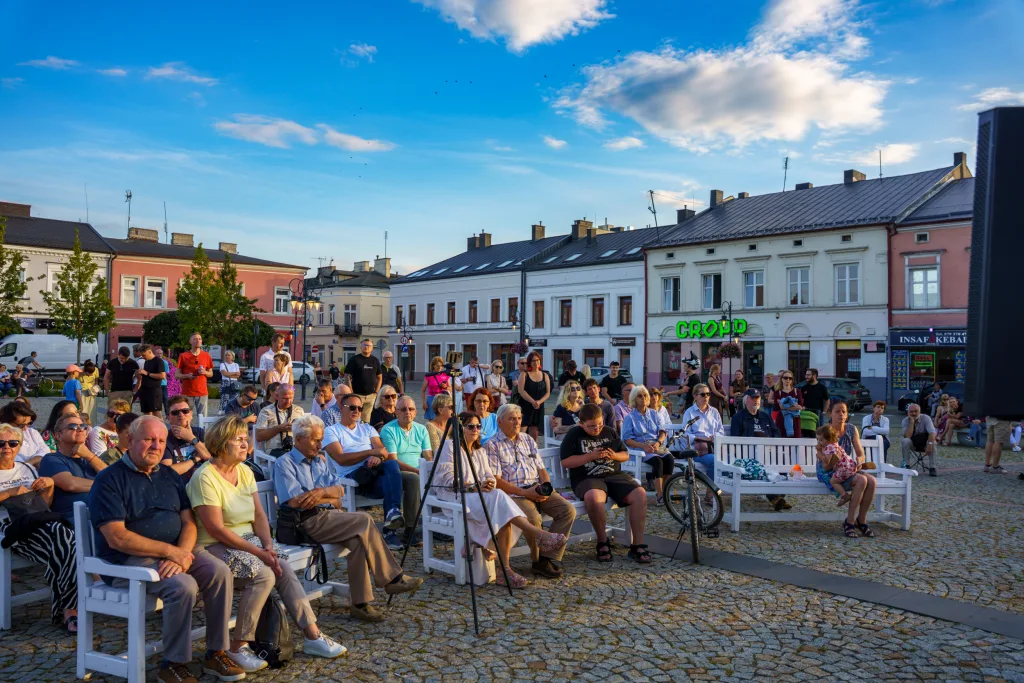 Jazzowe brzmienia na Skierniewickim rynku: Swing i emocje na żywo! 33 jazzowe brzmienia na skierniewickim rynku swing i emocje na zywo 20 z 30
