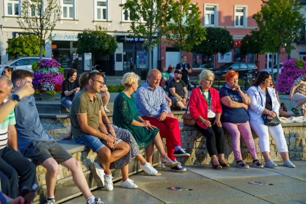 Jazzowe brzmienia na Skierniewickim rynku: Swing i emocje na żywo! 33 jazzowe brzmienia na skierniewickim rynku swing i emocje na zywo 21 z 30