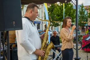 jazzowe brzmienia na skierniewickim rynku swing i emocje na zywo 27 z 30