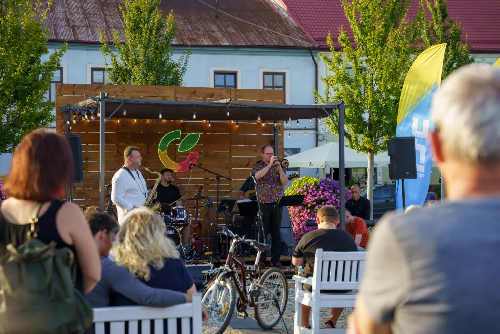 jazzowe brzmienia na skierniewickim rynku swing i emocje na zywo 7 z 30