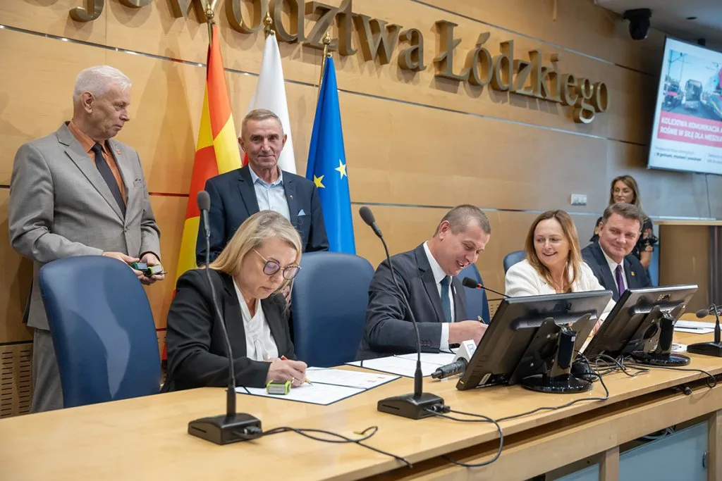 Przedstawiciele Powiatu Skierniewickiego, Gminy Głuchów i władz województwa łódzkiego po podpisaniu listu intencyjnego dotyczącego wsparcia Kolejowej Komunikacji Autobusowej ŁKA / fot. lodzkie.pl