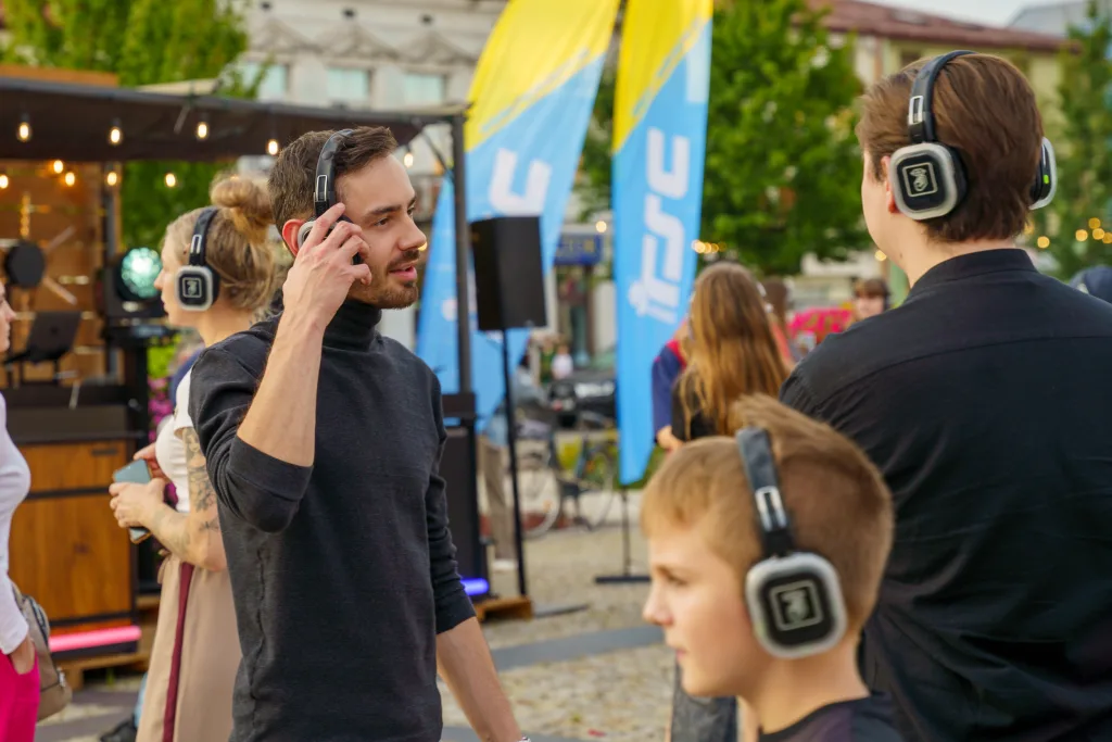 Silent Disco w Skierniewicach – tak wyglądała trzecia impreza cyklu Music Square 2025 33 silent disco skierniewice 2025 wyjatkowa taneczna noc juz za nami 11 z 43