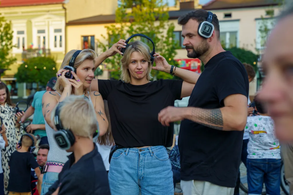 Silent Disco w Skierniewicach – tak wyglądała trzecia impreza cyklu Music Square 2025 33 silent disco skierniewice 2025 wyjatkowa taneczna noc juz za nami 12 z 43