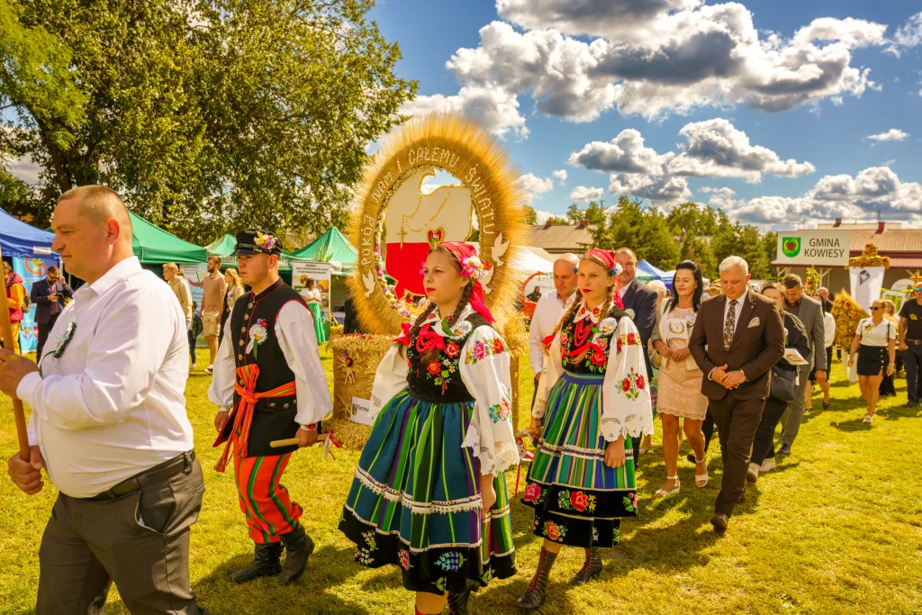 Dożynki Powiatu Skierniewickiego 2025 w Starej Rawie. Barwny korowód, msza i święto plonów 35 dozynki powiatu skierniewickiego 2025 2 36 z 91