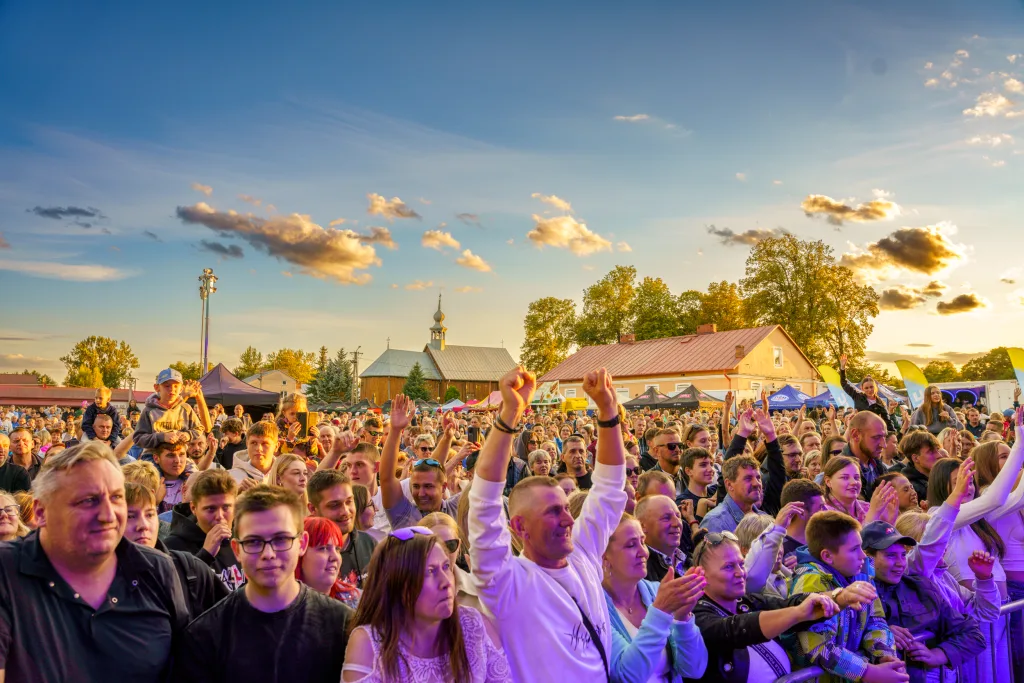 Dożynki Powiatu Skierniewickiego 2025 w Starej Rawie. Barwny korowód, msza i święto plonów 34 dozynki powiatu skierniewickiego 2025 playboys 16 z 46