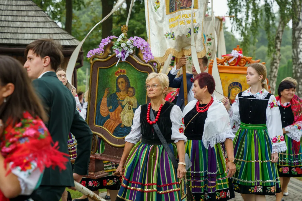 Janisławice świętują 500 lat kościoła. Historyczny jubileusz z udziałem biskupa i ministra 35 jubileusz 500 lecia konsekracji kosciola w janislawicach 123 z 124