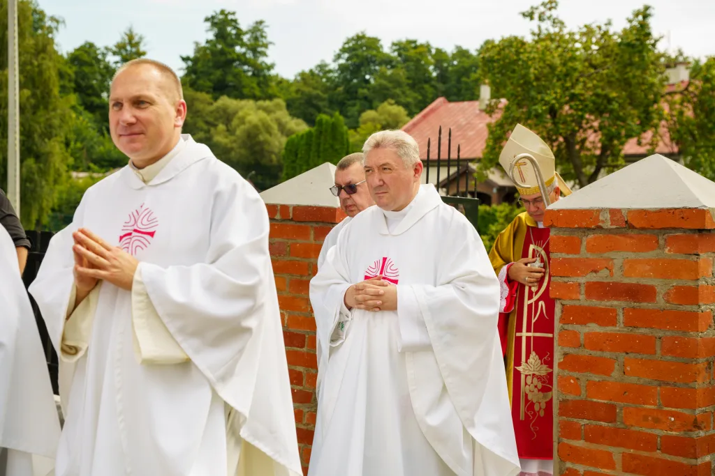 Janisławice świętują 500 lat kościoła. Historyczny jubileusz z udziałem biskupa i ministra 38 jubileusz 500 lecia konsekracji kosciola w janislawicach 8 z 124