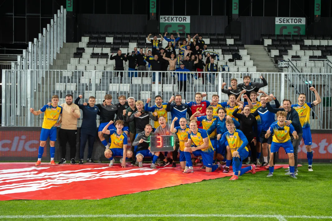 Radość piłkarzy Unii Skierniewice po golu w meczu z Sandecją Nowy Sącz, Betclic 2. Liga, wynik 3:1