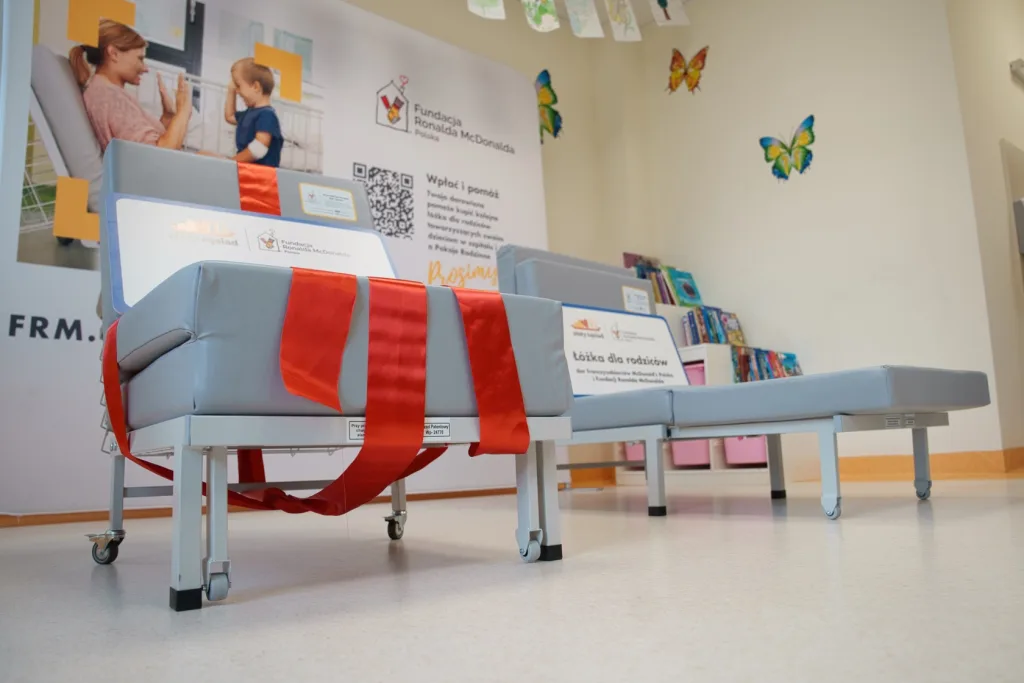 Łóżka dla rodziców małych pacjentów w szpitalu w Skierniewicach – Fundacja przekazała 8 zestawów 33 dsc03525