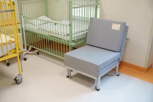 Łóżka dla rodziców małych pacjentów w szpitalu w Skierniewicach – Fundacja przekazała 8 zestawów 12 dsc03528