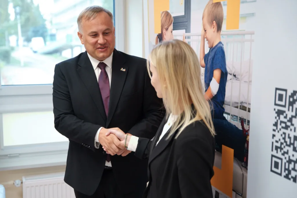 Łóżka dla rodziców małych pacjentów w szpitalu w Skierniewicach – Fundacja przekazała 8 zestawów 38 dsc03574