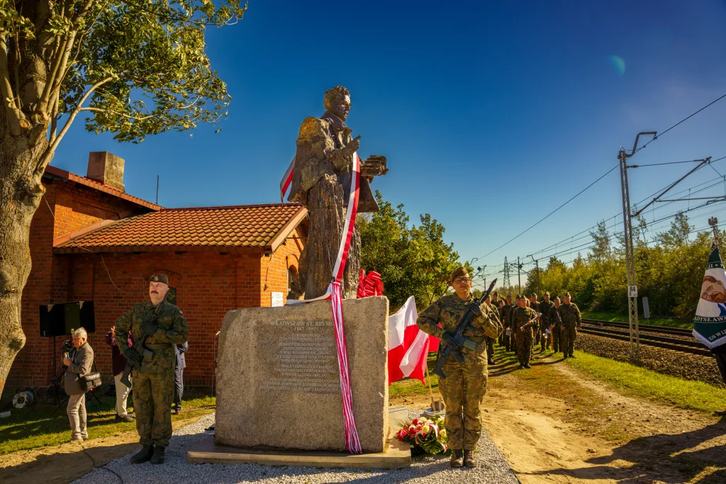 na terenie powiatu skierniewickiego uroczyste odsloniecie pomnika reymonta w lipcach reymontowskich 18 z 58