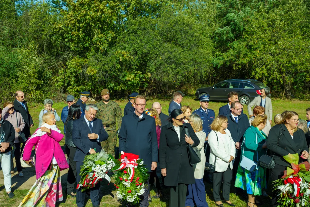 Pomnik Reymonta odsłonięty w Lipcach – zdjęcia z wydarzenia 38 na terenie powiatu skierniewickiego uroczyste odsloniecie pomnika reymonta w lipcach reymontowskich 19 z 58