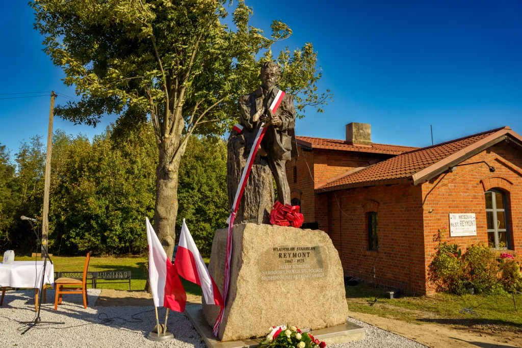 Pomnik Reymonta odsłonięty w Lipcach – zdjęcia z wydarzenia 37 na terenie powiatu skierniewickiego uroczyste odsloniecie pomnika reymonta w lipcach reymontowskich 2 z 58