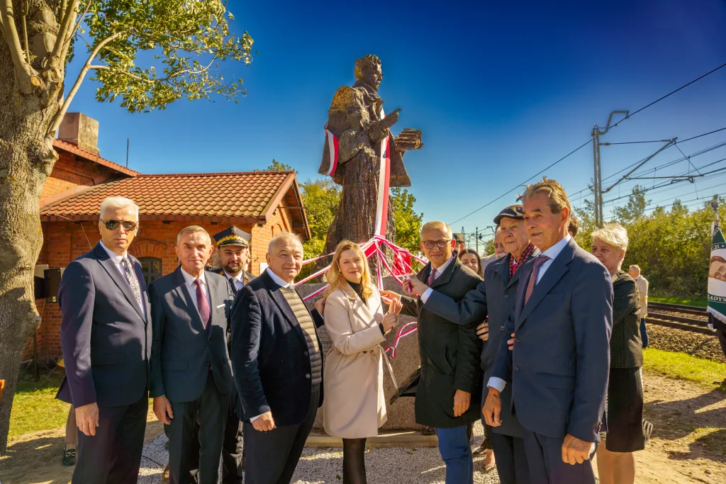 na terenie powiatu skierniewickiego uroczyste odsloniecie pomnika reymonta w lipcach reymontowskich 26 z 58