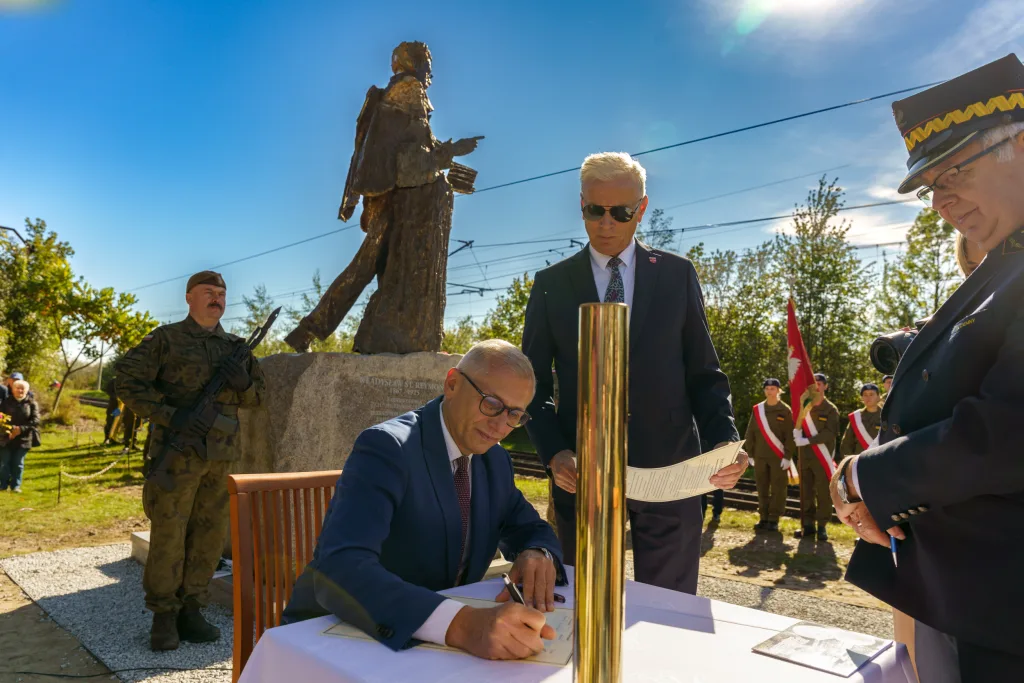 na terenie powiatu skierniewickiego uroczyste odsloniecie pomnika reymonta w lipcach reymontowskich 30 z 58