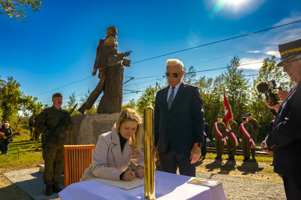 na terenie powiatu skierniewickiego uroczyste odsloniecie pomnika reymonta w lipcach reymontowskich 35 z 58